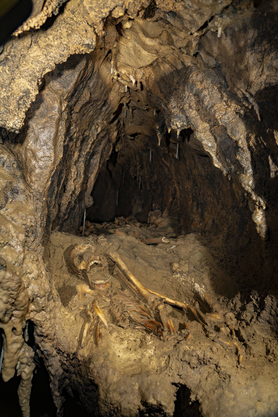 Imagen de uno de los depósitos funerarios visigodos encontrados en el sistema de La Garma