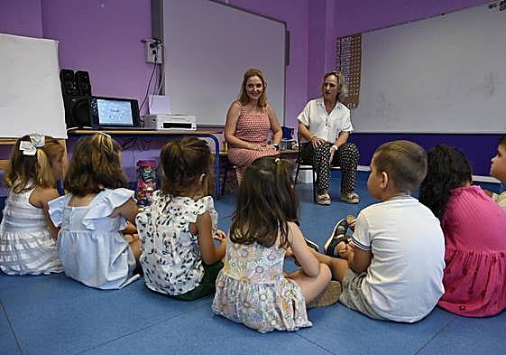 Docentes y alumnos en un aula de Educación Infantil del colegio Aguanaz de Entrambasaguas el día del inicio de curso.