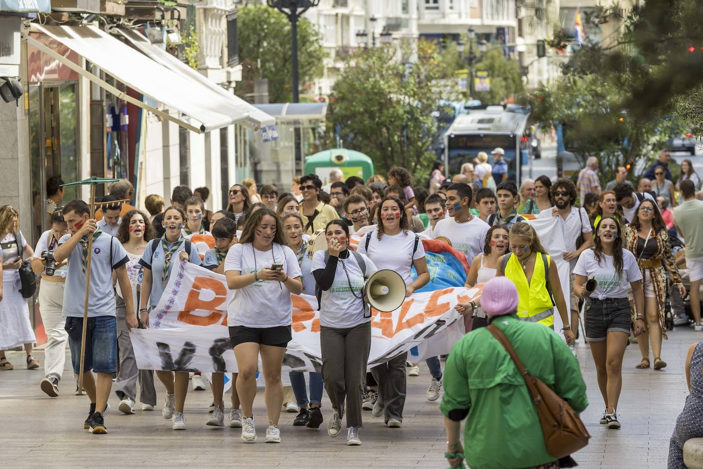 Iniciaron la marcha en la estación de FEVE, siguieron por el Centro Botín, regresaron por el Ayuntamiento y finalizaron la caminata en el Parlamento regional. 