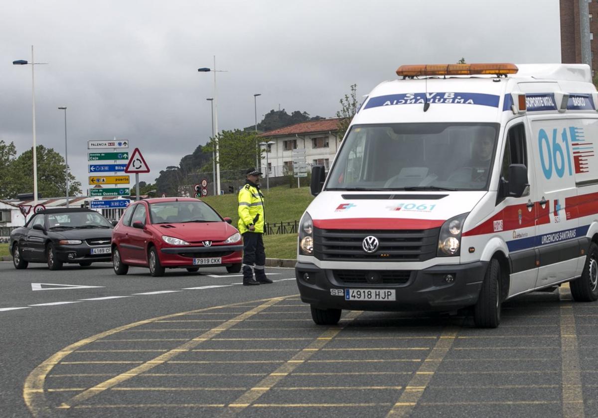 Una ambulancia realiza un traslado desde Valdecilla.