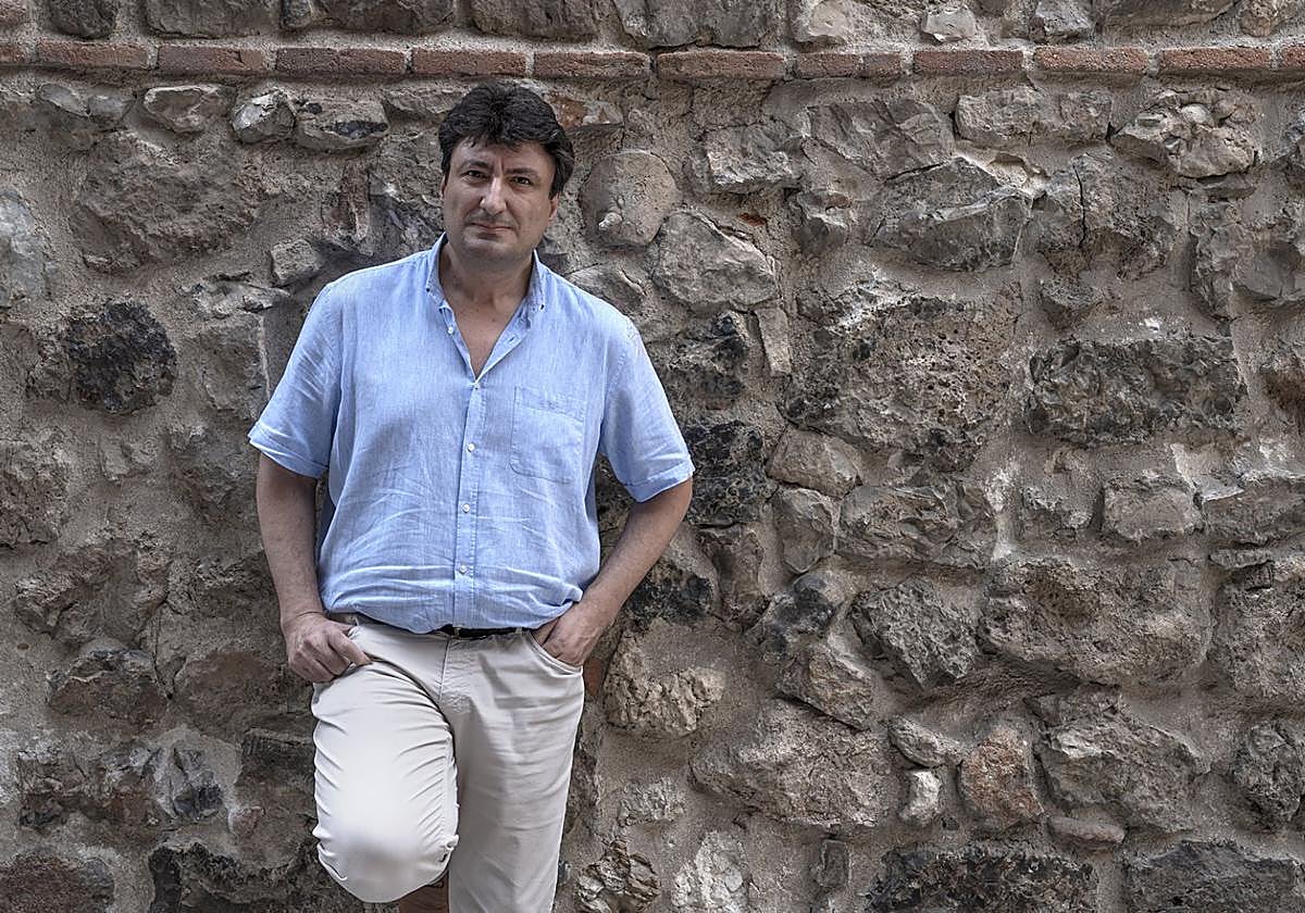 Amorós ha publicado una decena de libros centrados en la historia y los personajes de Chile.