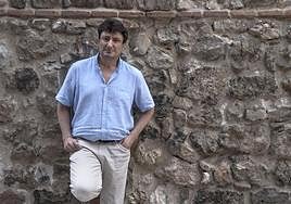 Amorós ha publicado una decena de libros centrados en la historia y los personajes de Chile.