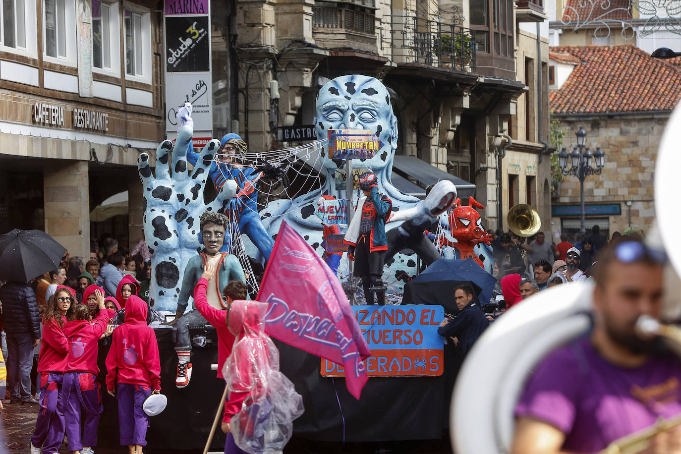 'Cruzando el multiverso' es la obra de la peña Desesperadxs.