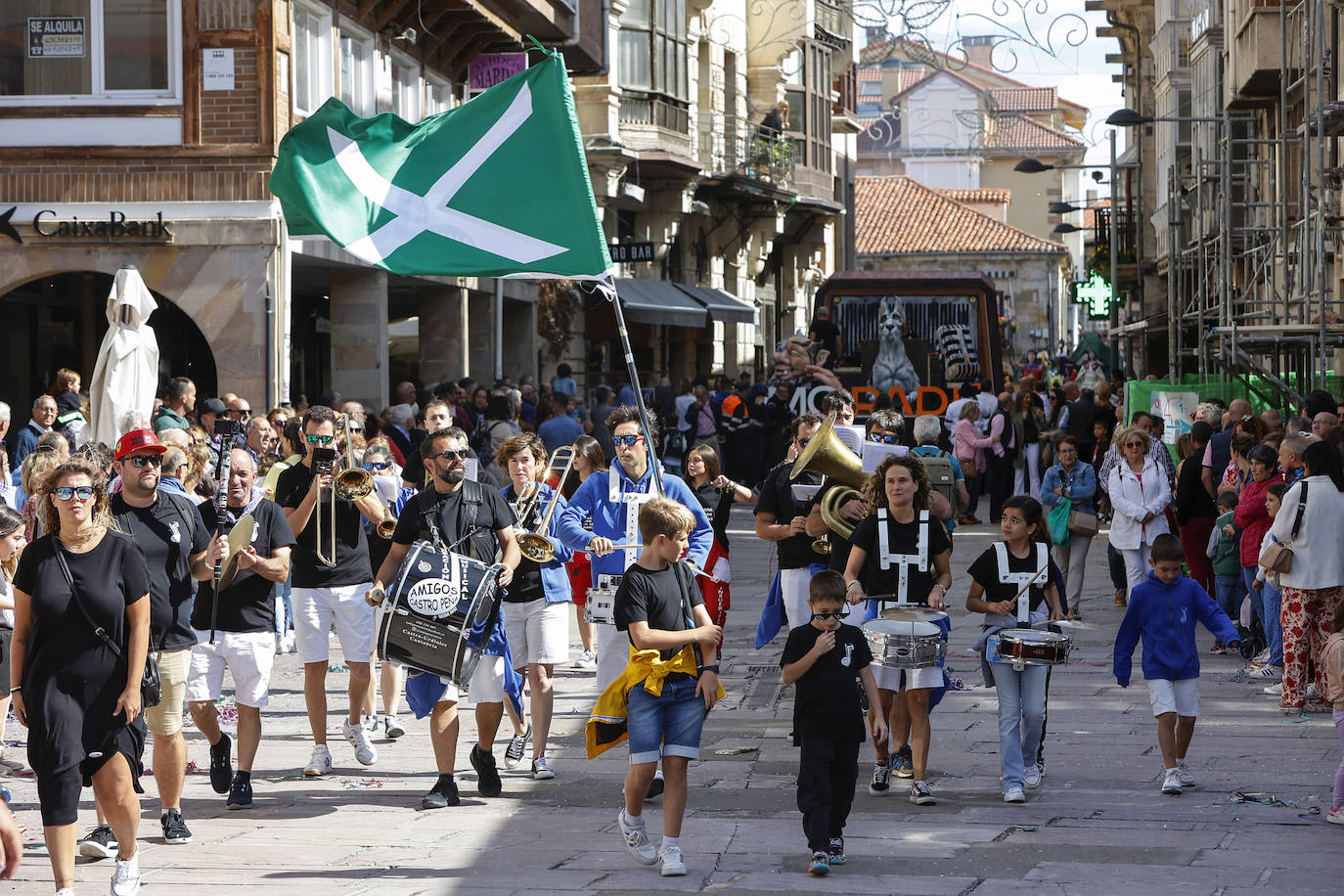 Los miembros de la charanga Castro Peña durante el desfile por las calles de Reinosa.