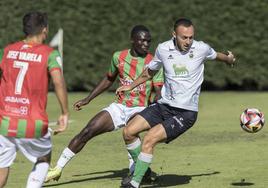 Álvaro Santamaría protege el balón ante Nathan.