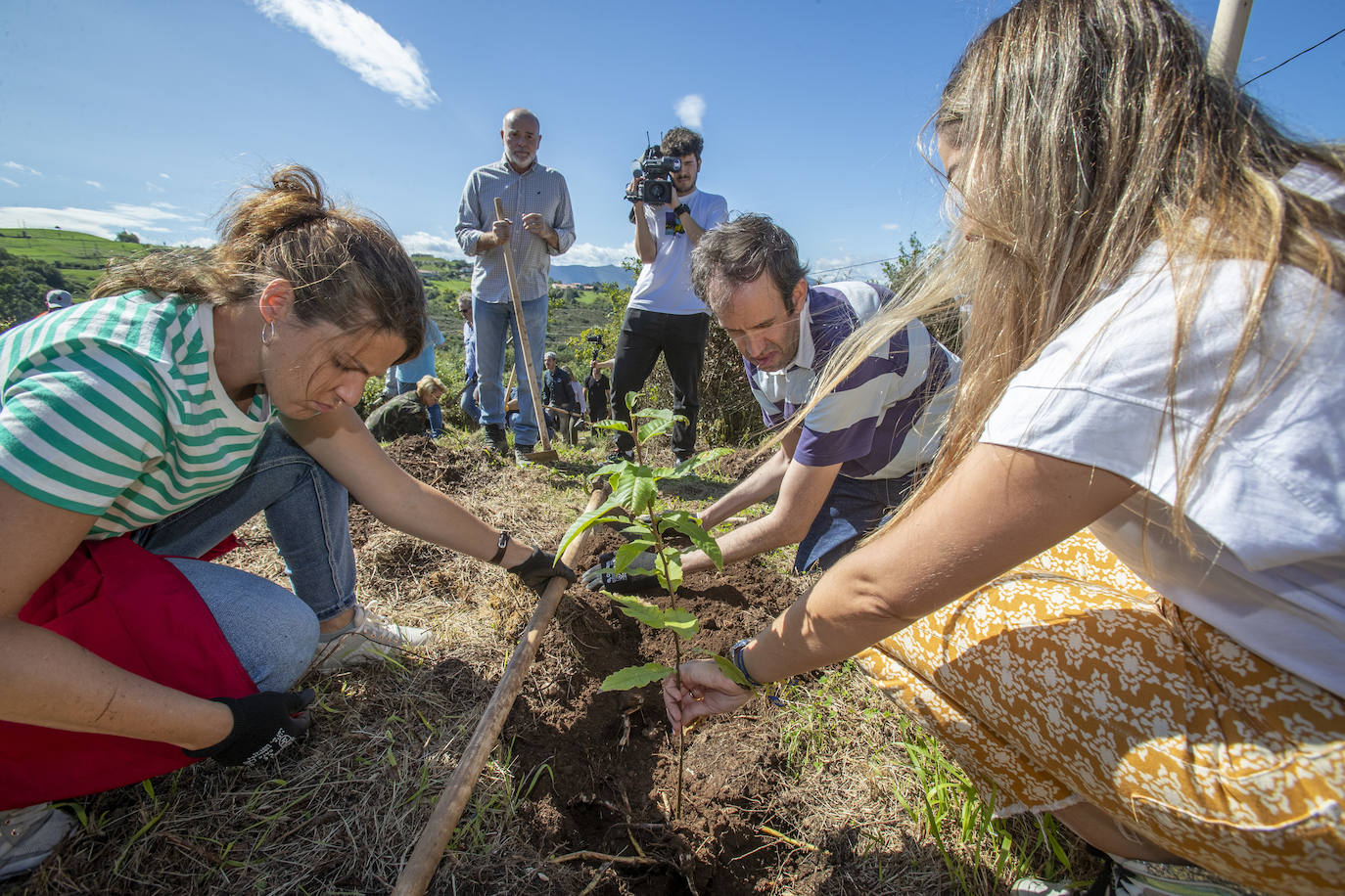 El actor Alberto Nieto plantando uno de los árboles ante el director Arturo Menor.