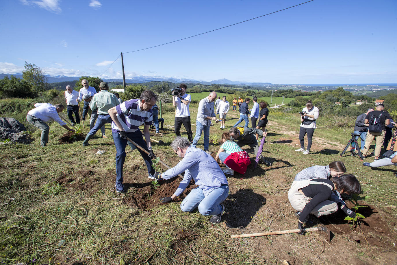 Los participantes pusieron todo de su parte para aprender el correcto proceso de plantar un árbol. 