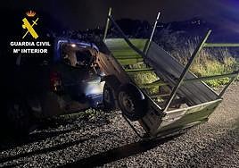 Foto del coche y del remolque que pudieron ser recuperados.