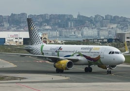 Un avión de Vueling en la pista del Seve en una imagen de archivo.