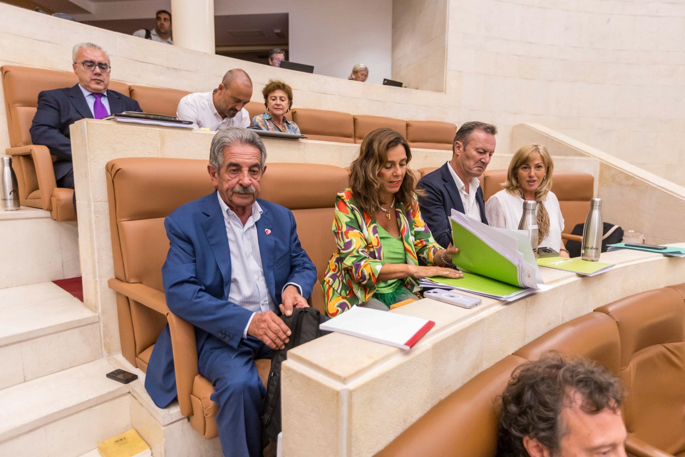 La bancada del Partido Regionalista, con Miguel Ángel Revilla en primer término. A su lado, Paula Fernández, Guillermo Blanco y Rosa Díaz.En la fila superior, Pedro J. Hernando, Javier López Estrada y Teresa Noceda.