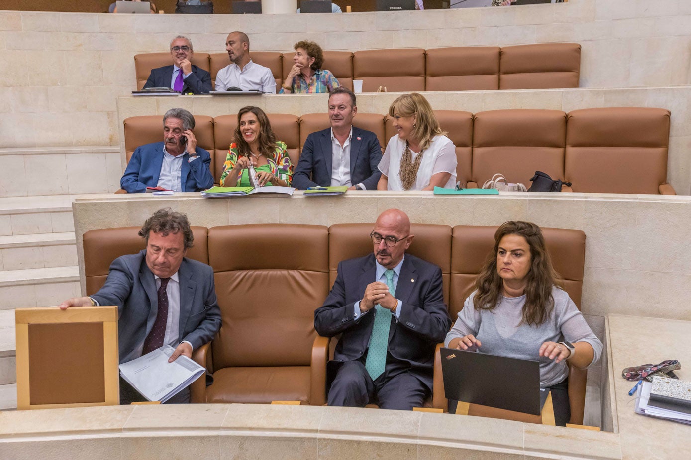 En primera fila, Pablo Palencia, César Pascual y Begoña Gómez del Río, consejeros del Gobierno.. Sobre ellos, Miguel Ángel Revilla, Paula Fernández, Guillermo Blanco y Rosa Díaz. En la fila superior, Pedro Hernando, Javier López Estrada y Teresa Noceda.