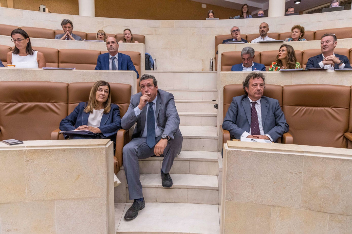 María José Sáenz de Buruaga e Íñigo Fernández conversan a la espera del comienzo del primer pleno de la legislatura en el Parlamento cántabro.