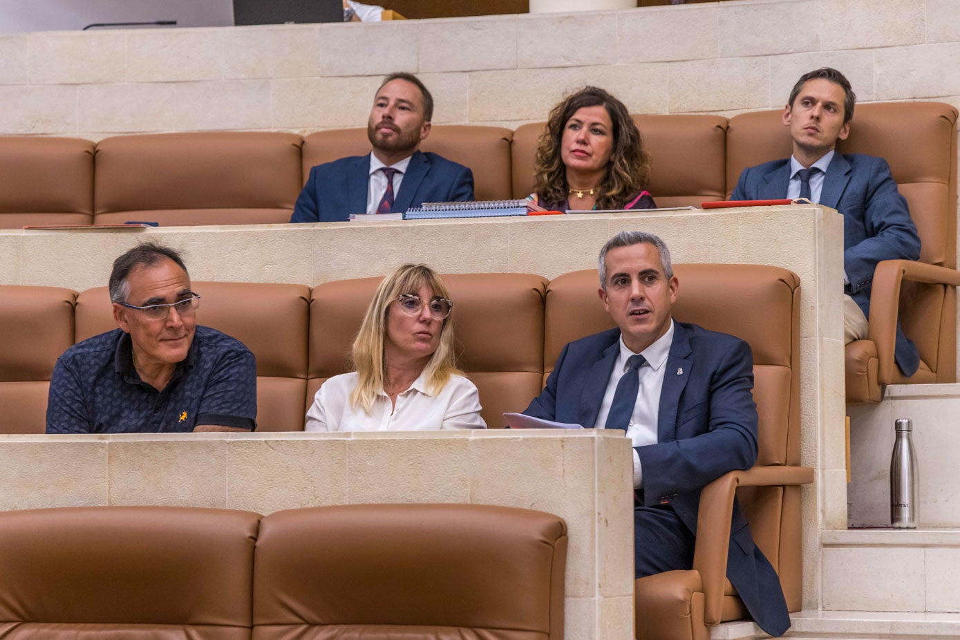 Escaños del PSOE, con Raúl Pesquera, Eugenia Gómez de Diego y Pablo Zuloaga, secretario generla del PSC-PSOE. En la fila superior, Jorge Gutiérrez, Eva Salmón Calva y Mario Iglesias.