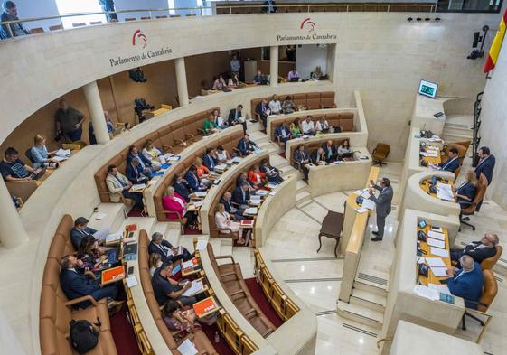 Vista general del hemiciclo en el primer día de actividad en el Parlamento de Cantabria