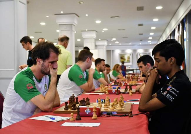 Jugadores del Solvay y del Magic Extremadura, ante sus tableros. En primer término, Pragg frente a Cheparinov.