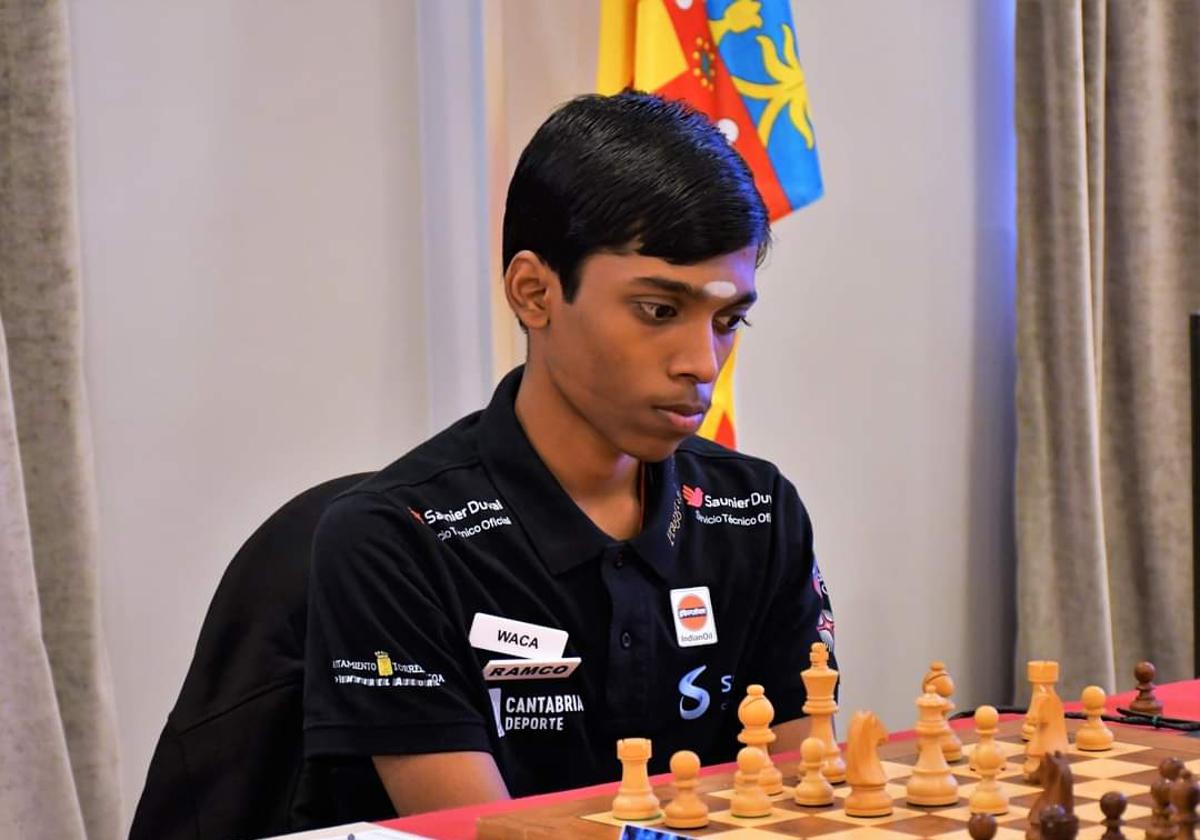 Rameshbabu Praggnanandhaa, en una de las partidas de este Campeonato de España, defendiendo la camiseta del Solvay.