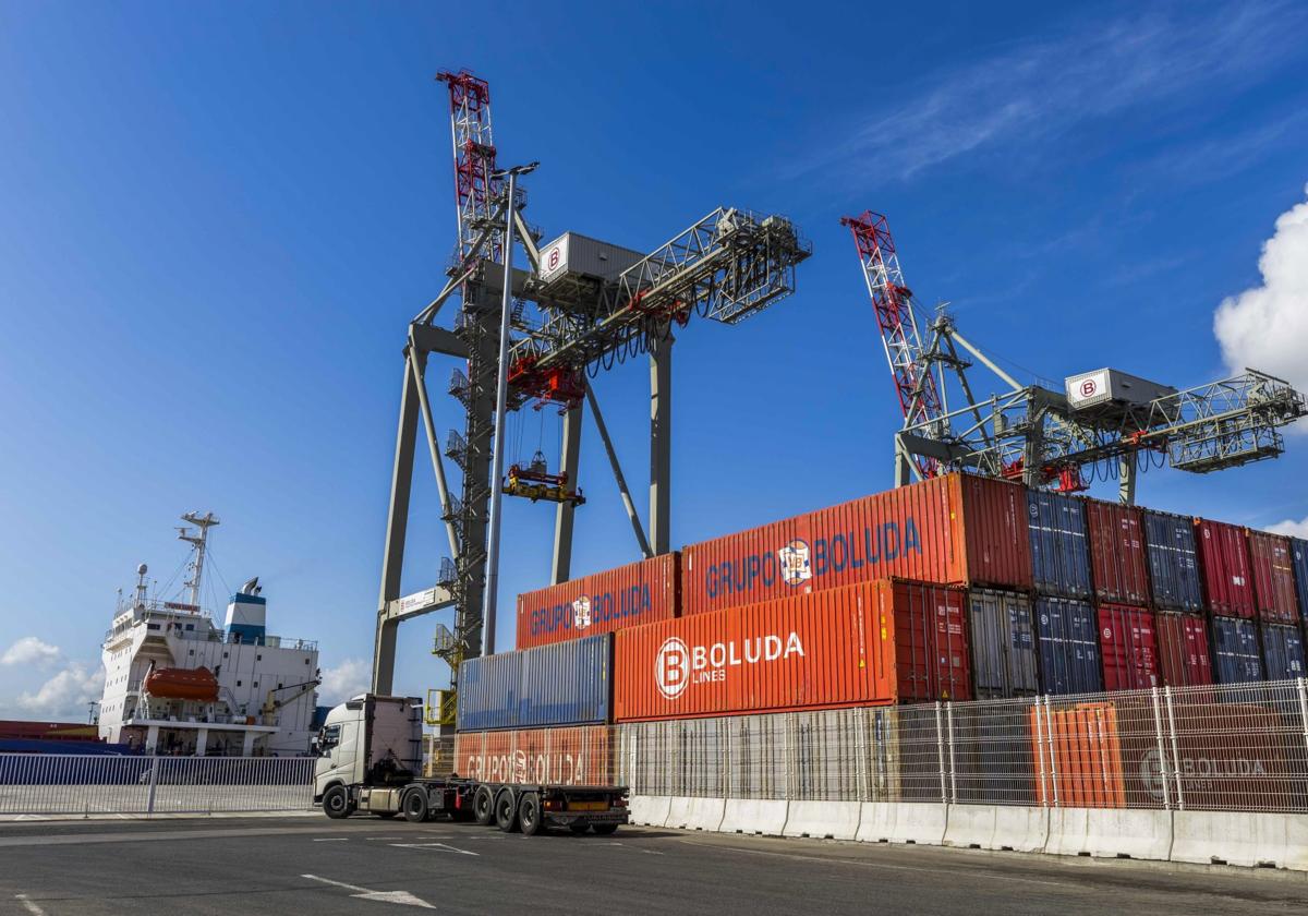 Terminal de Contenedores de Boluda en el Puerto de Santander, que en días añadirá una segunda ruta.