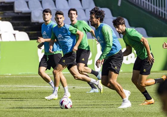 Clement Grenier conduce la pelota en La Albericia. El francés puede ser la llave para posibles cambios de planteamiento en el juego.