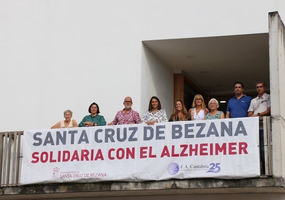 El balcón del Ayuntamiento de Bezana fue el escenario del acto conmemorativo del Día Mundial del Alzheimer.