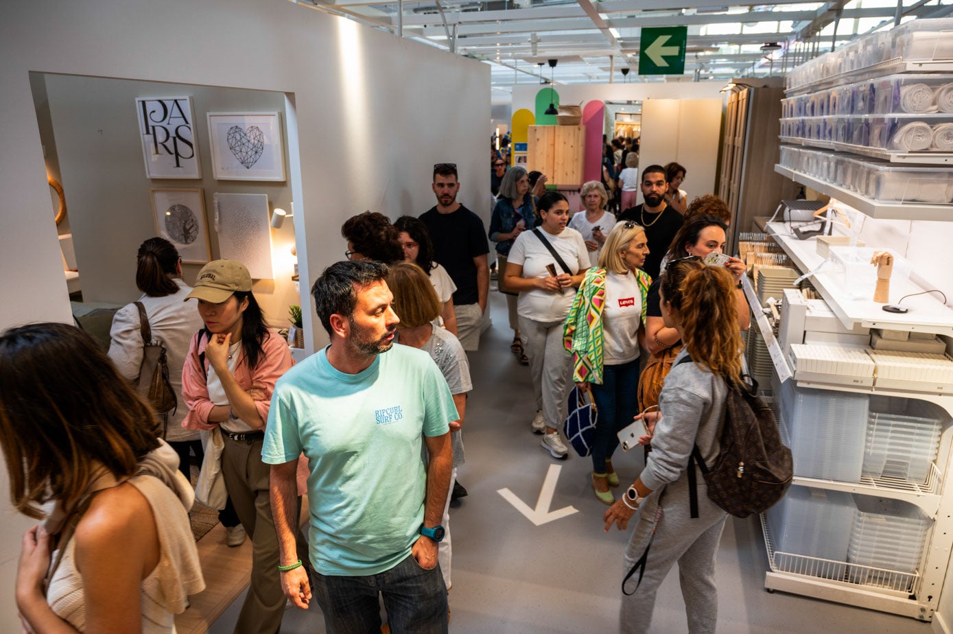 Cientos de personas abarrotaron el local nada más abrir.