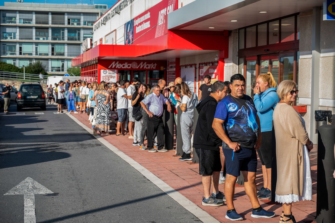 Cientos de personas poco antes de abrir las puertas.