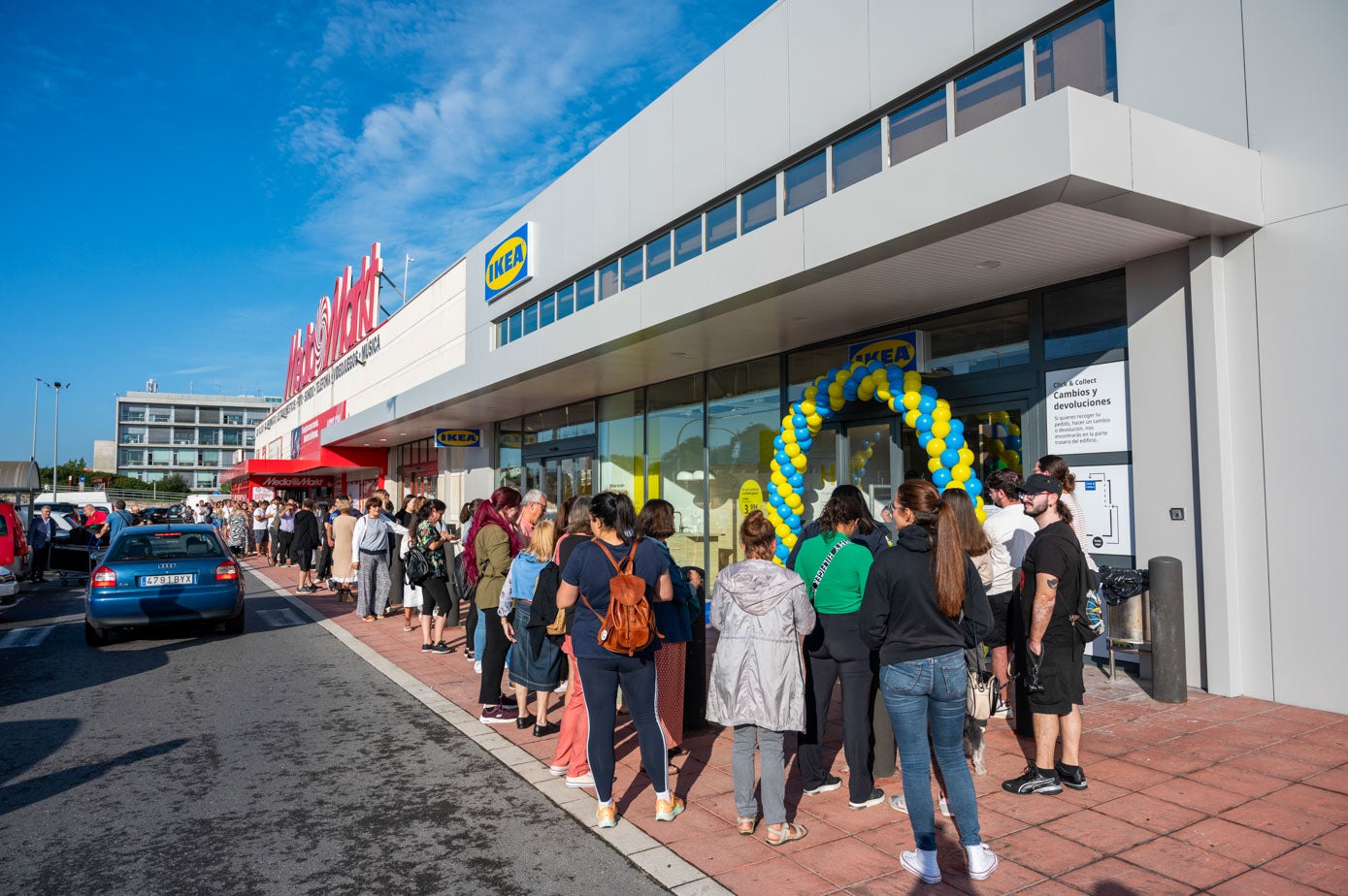 Globos en la puerta y la espera de los primeros clientes.