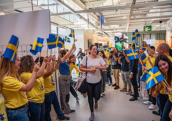 Isabel Gómez fue la primera clienta en entrar.