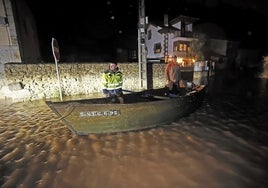 Vecinos paseando en barca por el núcleo de Molleda en las últimas inundaciones de 2021.