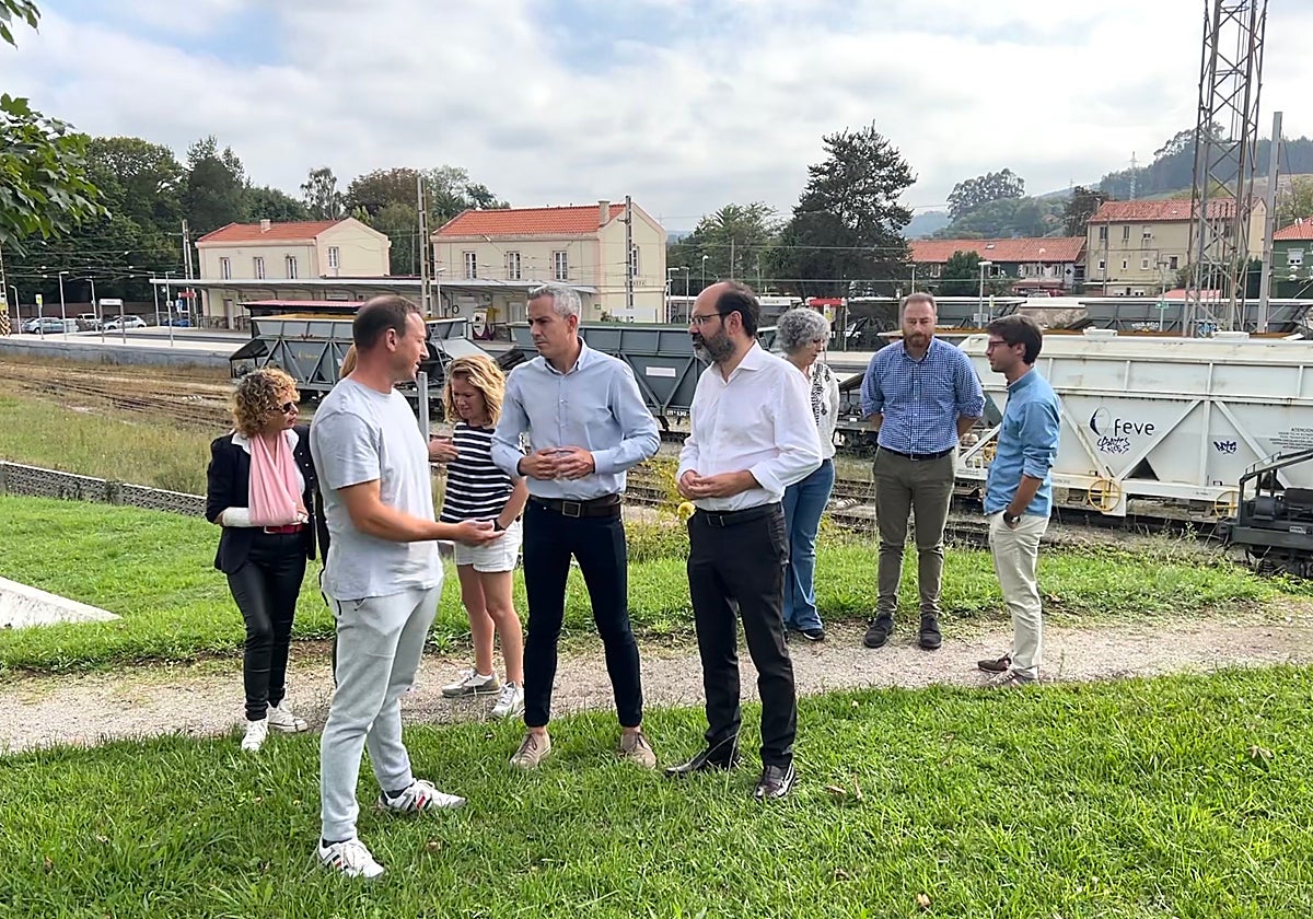 Zuloaga habla con vecinos y miembros del partido junto a la estación de Barreda.