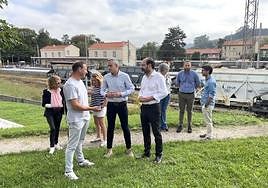 Zuloaga habla con vecinos y miembros del partido junto a la estación de Barreda.