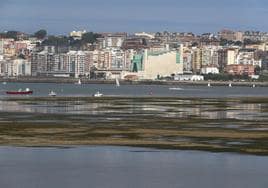 Imagen de la bahía, con Santander al fondo, en una jornada de evidente bajamar.