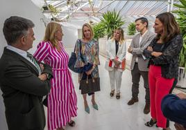 Pilar Jiménez, en el centro, junto a los diputados Cándido Cobo, María José González Revuelta, Eugenia Gómez de Diego, Mario Iglesias y Paula Fernández.