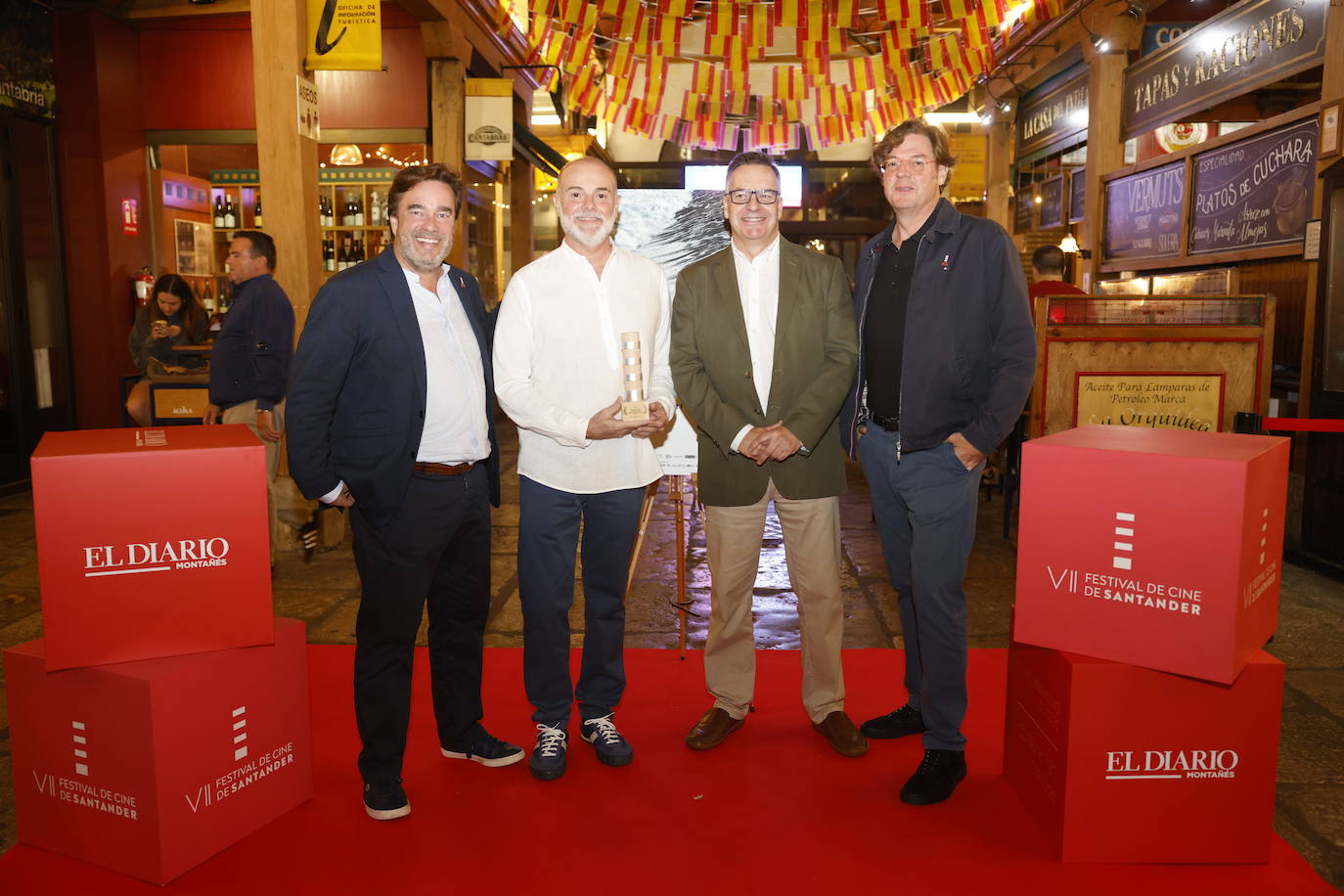 Juan Barquín, Arturo Menor, director de 'Iberia, naturaleza infinita', que ha recibido el Faro de Plata de El Diario Montañés, de manos de su director, Íñigo Noriega, y Álvaro Longoria. 