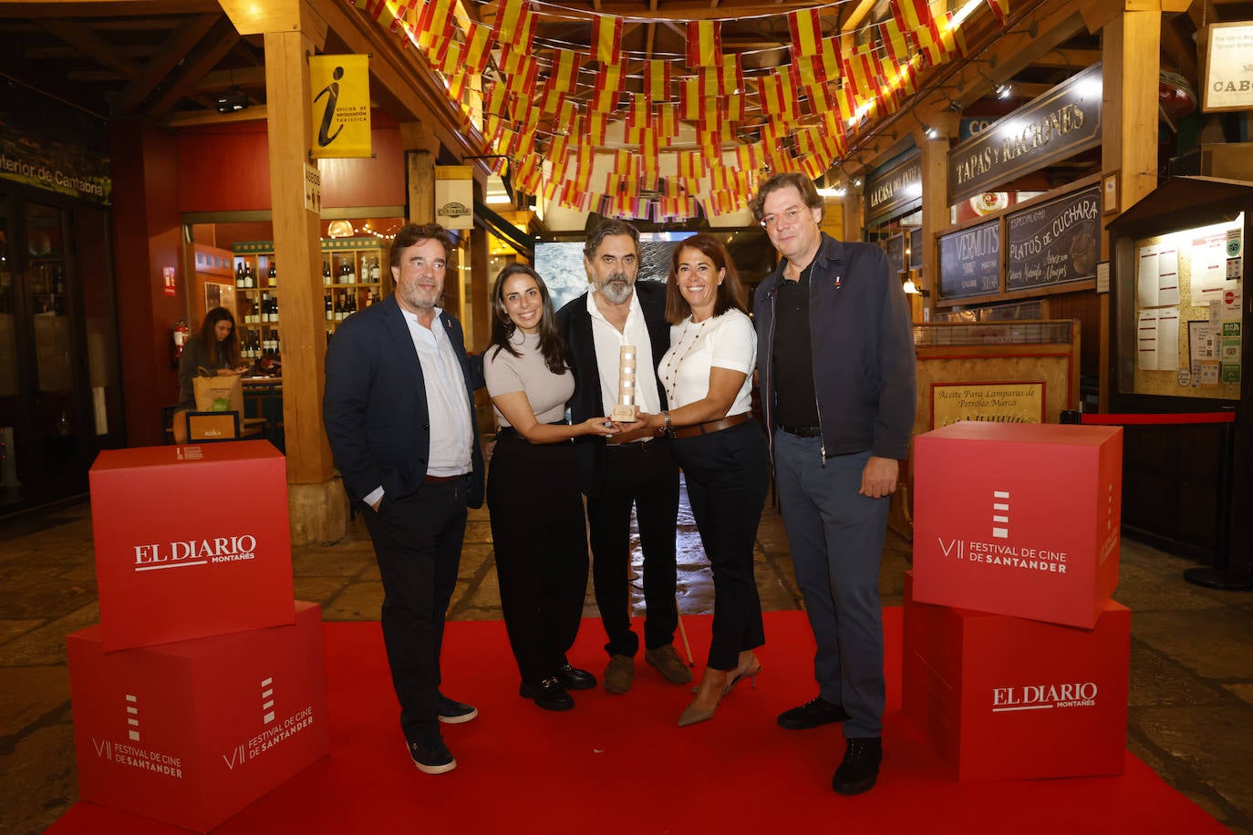 Juan Barquín, Estefanía Cortés, directora de 'Edén', Pedro de la Escalera, productor, Belén Estevas-Guilmain, productora y Álvaro Longoria.