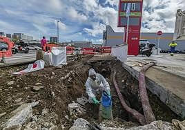 Los operarios trabajando en la reparación de la fuga