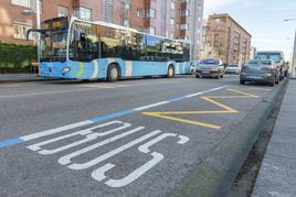 Uno de los autobuses municipales de Santander, a su paso por una de las paradas de la calle Ernest Lluch.