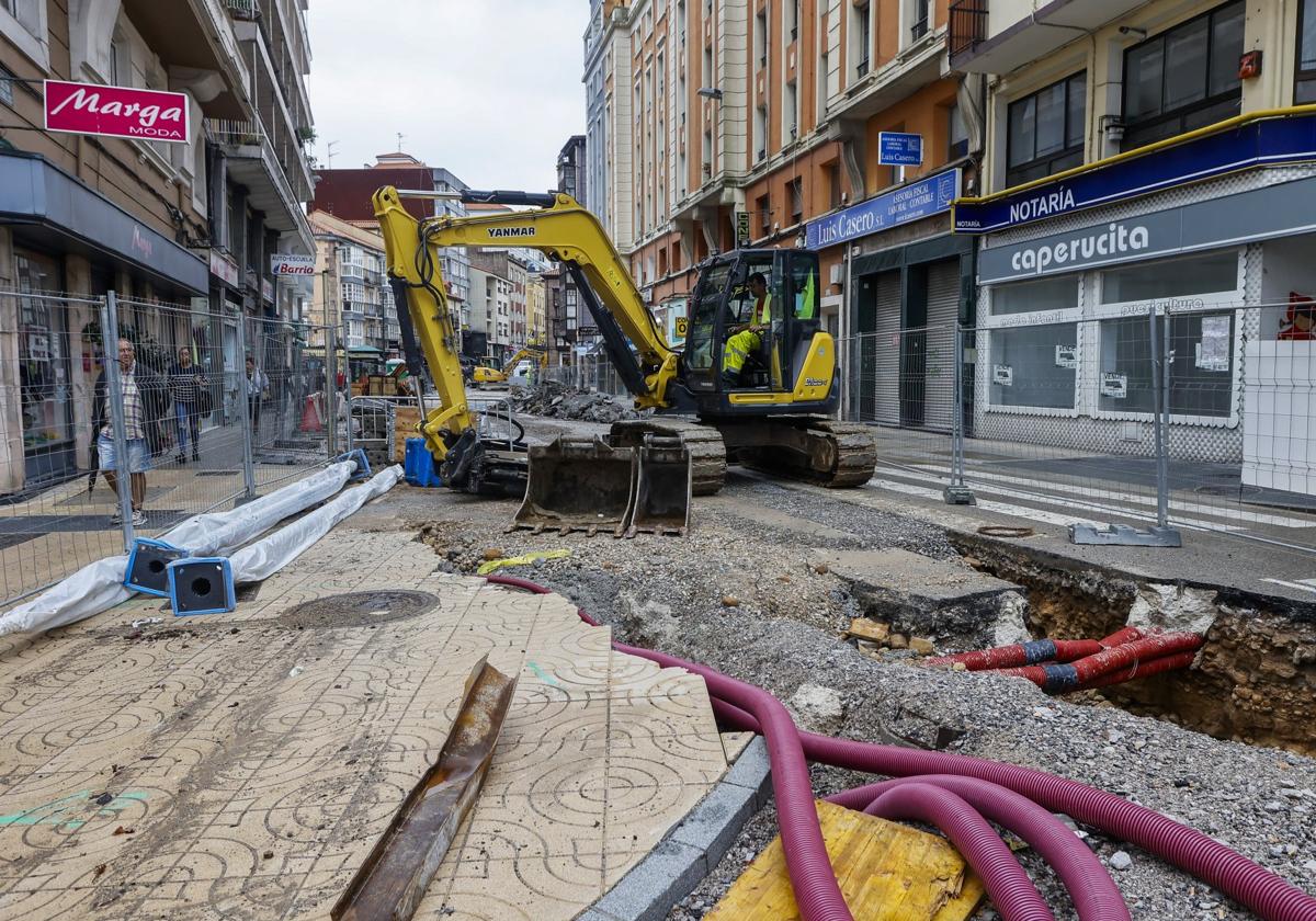 Operarios trabajan en la reforma integral de la calle Julián Ceballos, ayer, en Torrelavega.