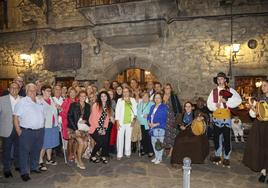 Representantes de las Casas de Cantabria, ayer, antes de la cena en el restaurante El Bodegón de Potes.