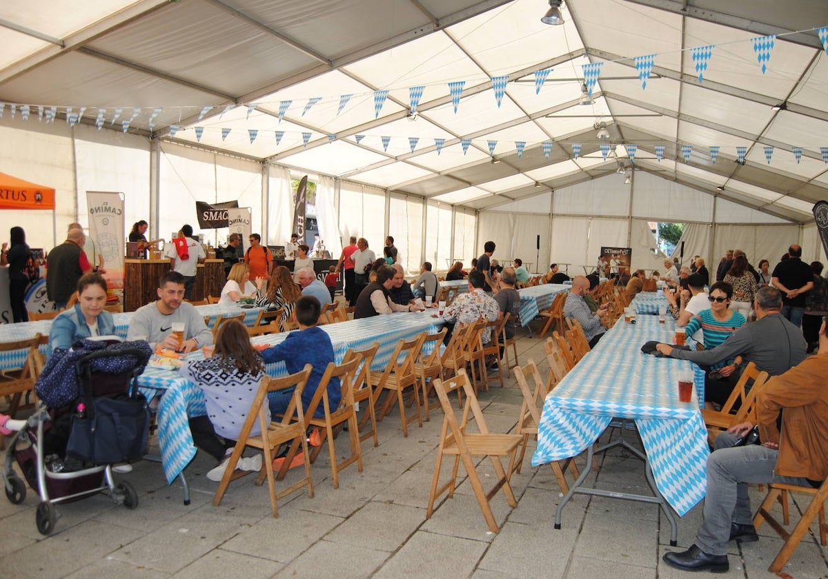 Asistentes a la feria de la cerveza de Noja el año pasado.