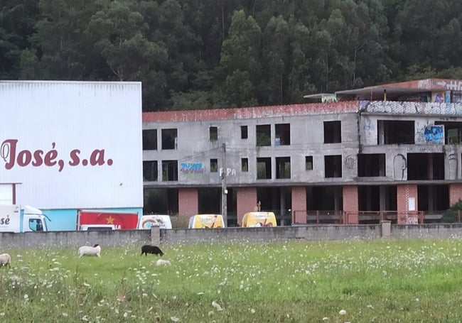 Edificio abandonado junto al Besaya en Santiago de Cartes, foco de los problemas de