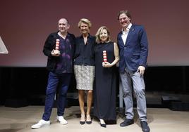 Karra Elejalde, Lucrecia Botín, Carmen Machi y Álvaro Longoria, tras la entrega de los premios.