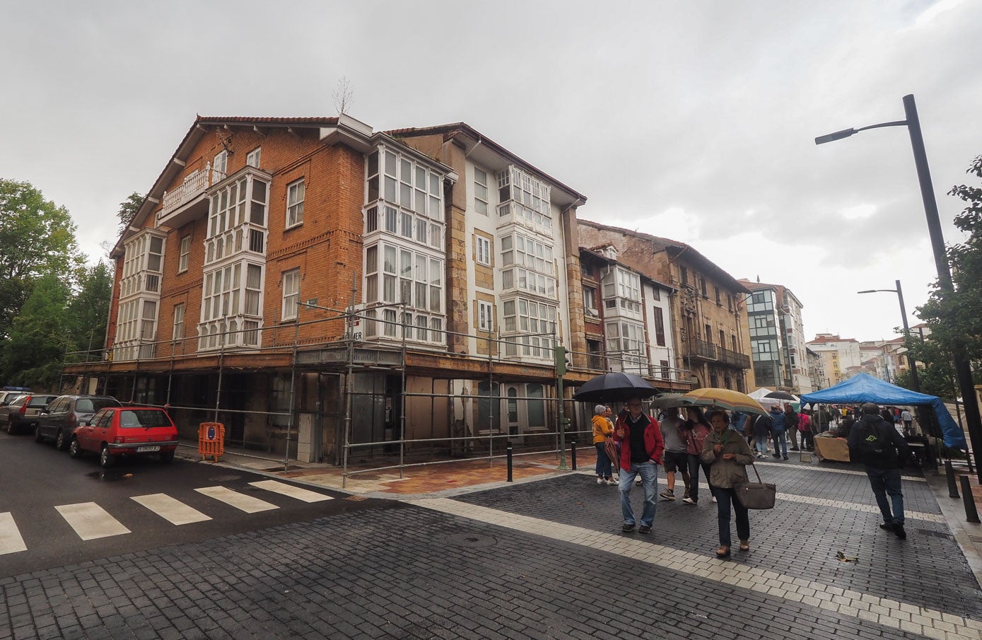 El mercado tiene lugar en la Avenida del Puente de Carlos III. 