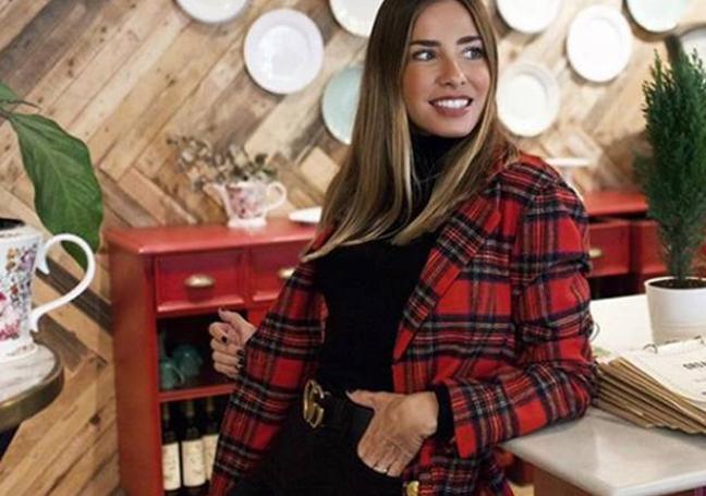 La influencer Marta Carriedo con una chaqueta de tartán rojo.