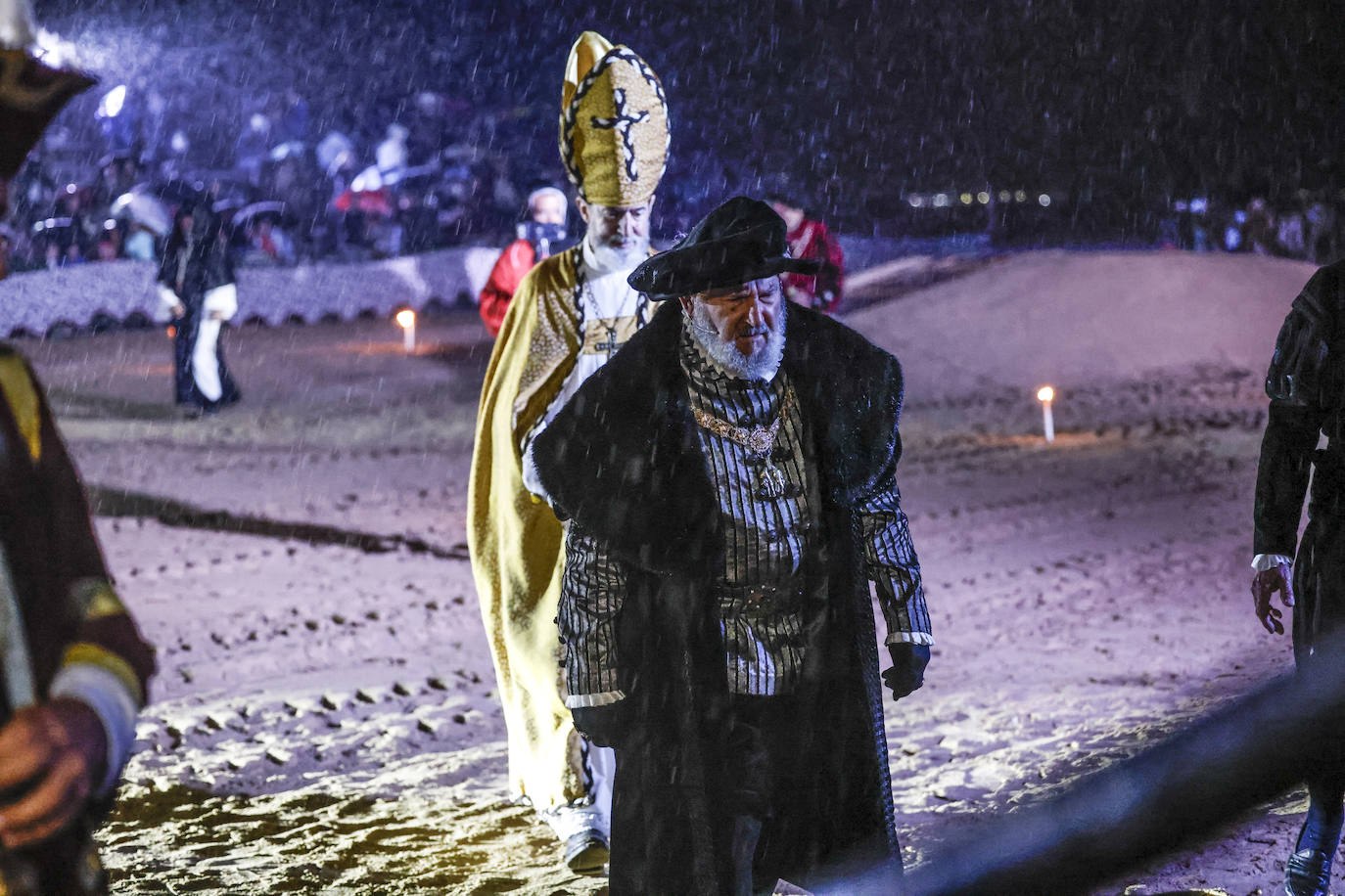 Carlos V, nada más desembarcar, caminando bajo la lluvia en la playa Salvé de Laredo