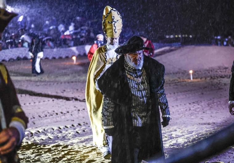 Carlos V, nada más desembarcar, caminando bajo la lluvia en la playa Salvé de Laredo.