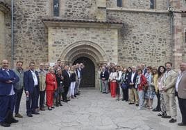 Foto de familia de las autoridades y los presidentes de las casas de Cantabria ante la Puerta del Perdón del Monasterio de Santo Toribio.