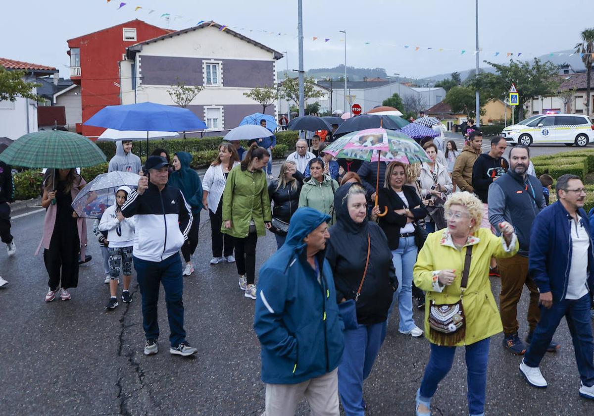 Los manifestantes rodean la rotonda de los Rotarios, durante la marcha convocada en Sierrapando