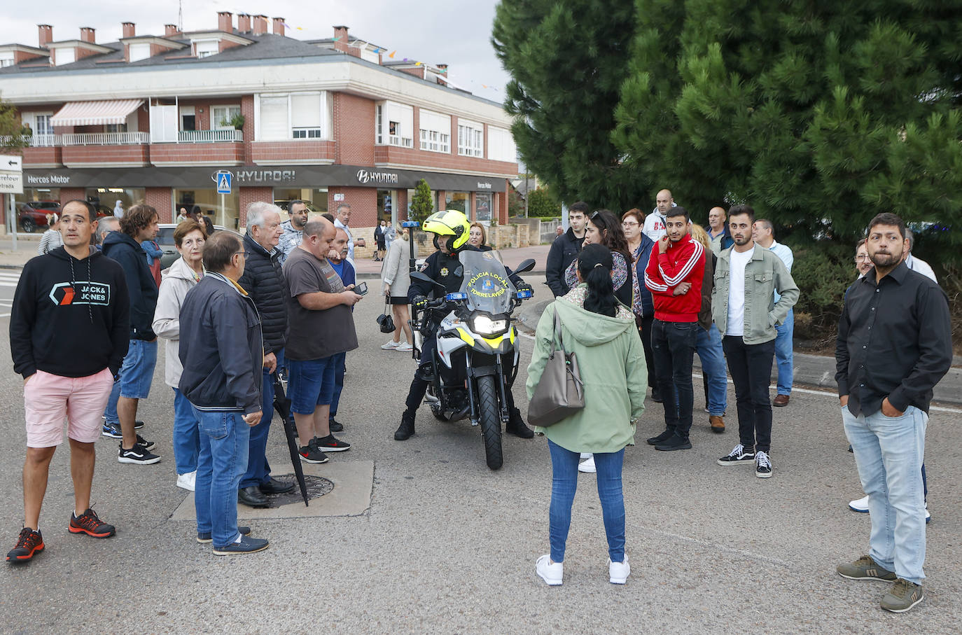 Vecinos conversan con un efectivo de la Policía Local, al comienzo de la manifestación.