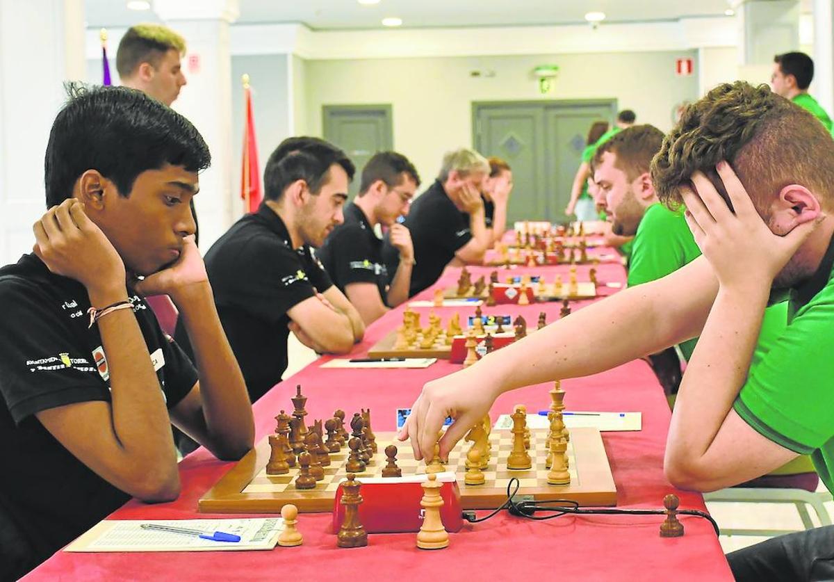 Praggnanandhaa se enfrenta al rumano Deac en una de las partidas de este viernes.