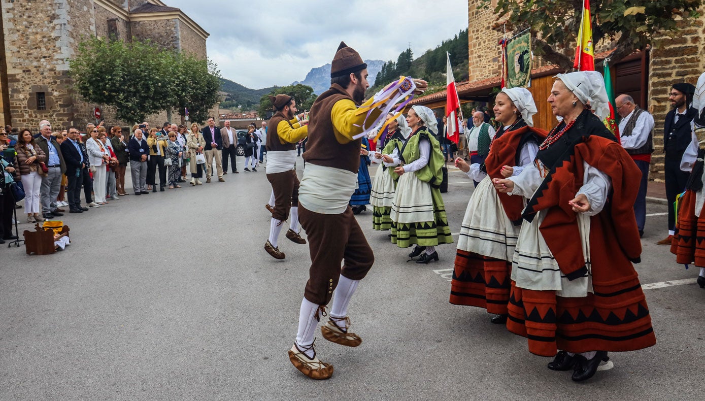 Actuación de la Agrupación de Danzas Virgen de las Nieves y del Coro Ronda Garcilaso.